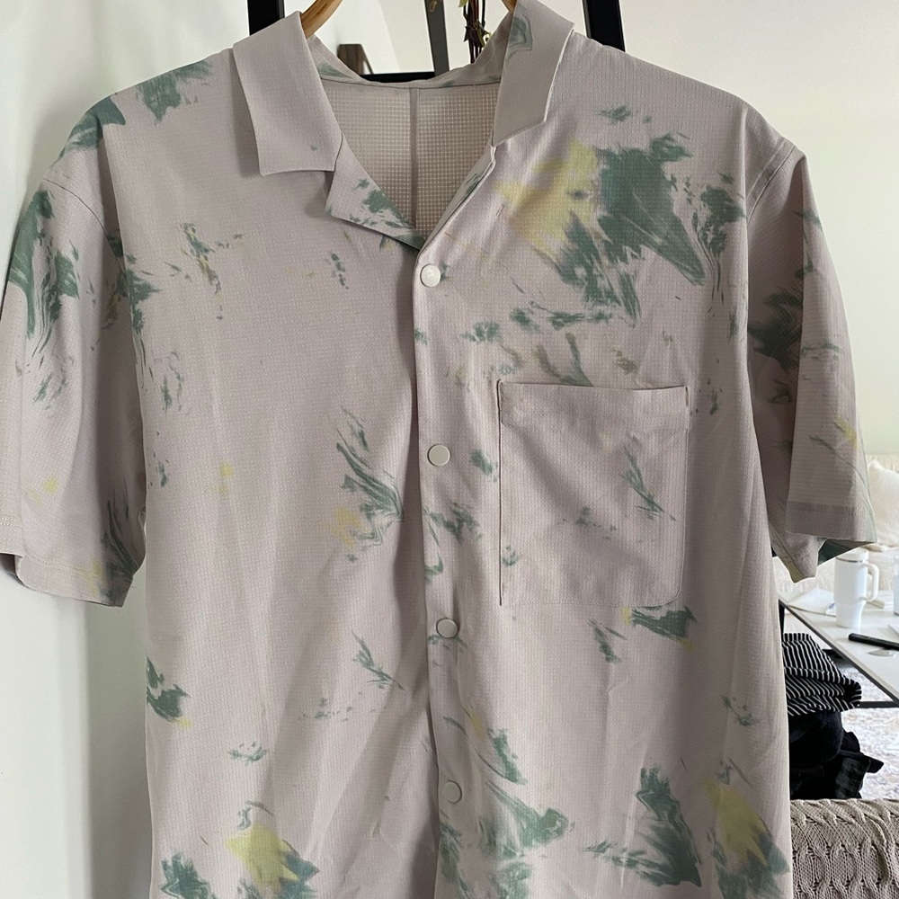 Lululemon button down t-shirt. Size medium.